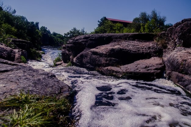 Photo une rivière au milieu d'un magnifique canyon