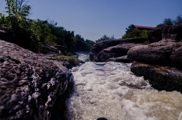 Photo une rivière au milieu d'un magnifique canyon