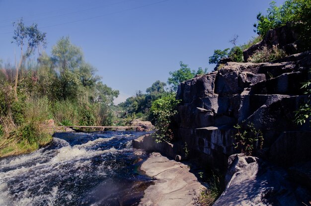 Une rivière au milieu d'un magnifique canyon