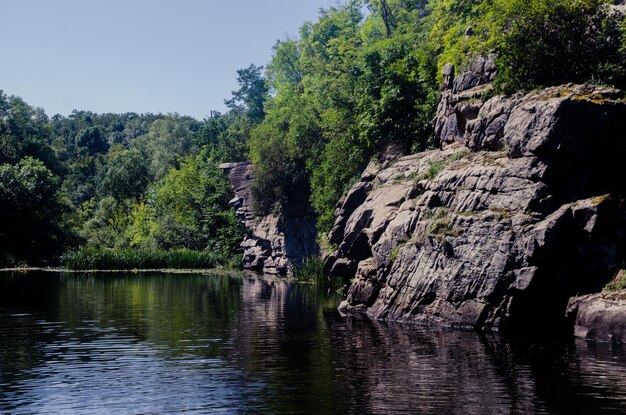 Photo une rivière au milieu d'un magnifique canyon