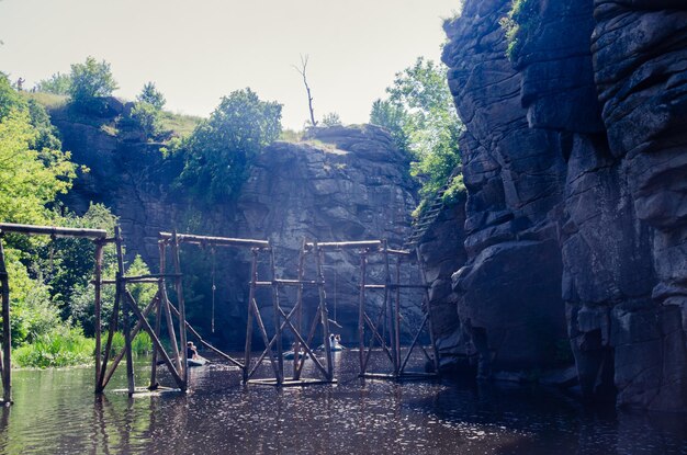 Photo une rivière au milieu d'un magnifique canyon