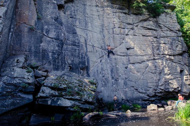 Une rivière au milieu d'un magnifique canyon