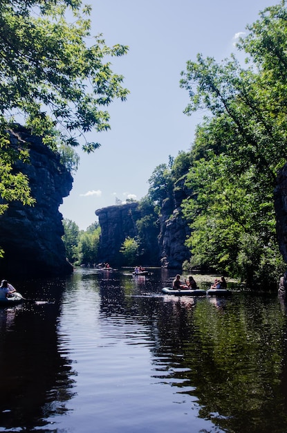 Photo une rivière au milieu d'un magnifique canyon