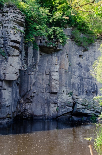 Photo une rivière au milieu d'un magnifique canyon