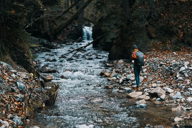 Rivière d'automne dans les montagnes sur la nature dans la forêt et tourisme modèle de voyage