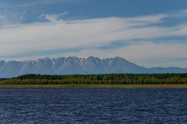 La rivière Barguzin et la péninsule de Svyatoy Nos Bouriatie