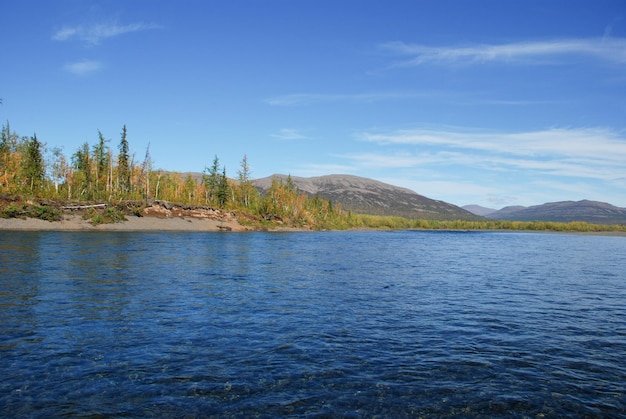 Rivière bleue sous le ciel bleu