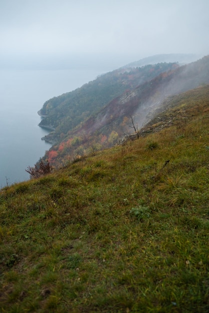 Rivière brumeuse avec paysage de falaise