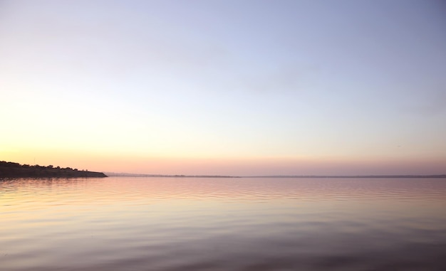 Rivière calme et beau ciel au coucher du soleil