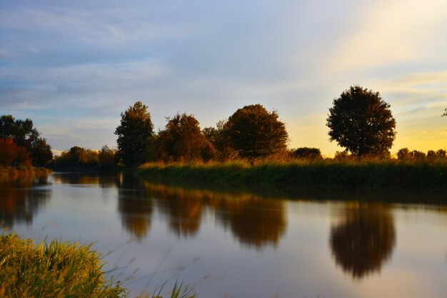 rivière à la campagne au coucher du soleil