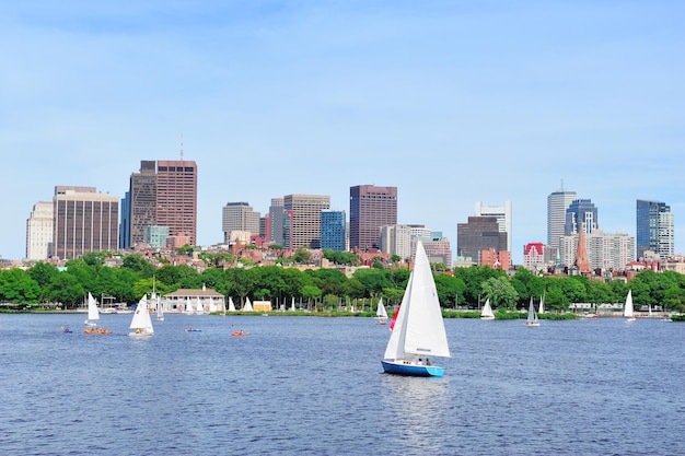 Rivière Charles avec les toits de Boston