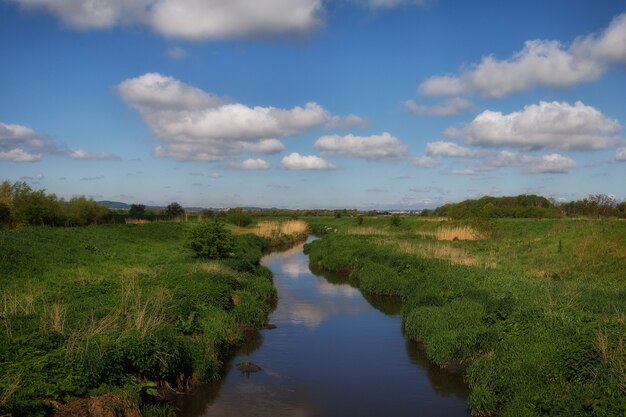 Rivière et ciel bleu avec des nuages.