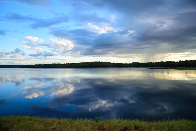 Rivière sur ciel bleu