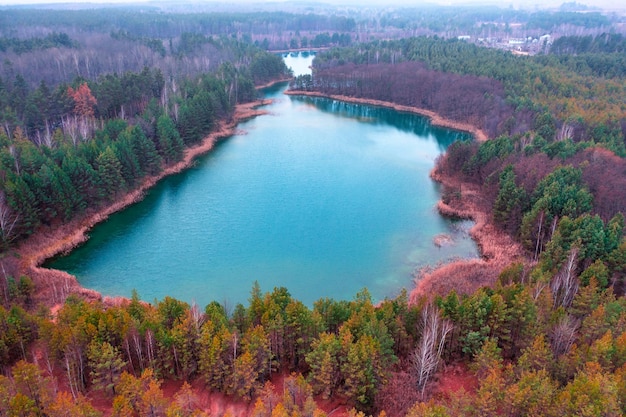 Rivière contaminée par du titane et d'autres composés métalliques en raison de dépôts à proximité