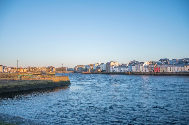 Rivière corrib dans le port de galway en irlande le matin avec un ciel dégagé