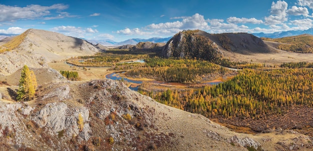 Une rivière coule sinueuse le long d'une vallée pittoresque vue panoramique sur une journée ensoleillée d'automne