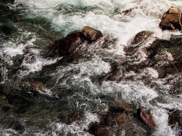 La rivière coule à travers les rochers.