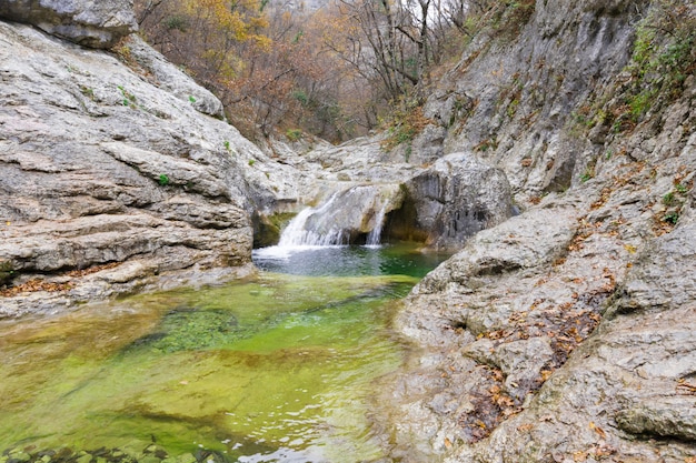 Rivière dans le fond des montagnes