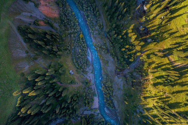 Rivière dans une gorge de montagne, photographie aérienne