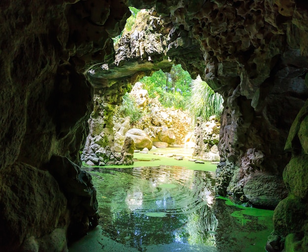 Rivière dans les grottes