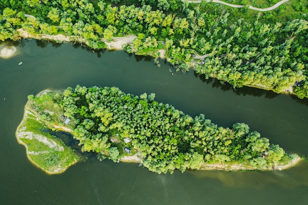 Rivière dans les prés