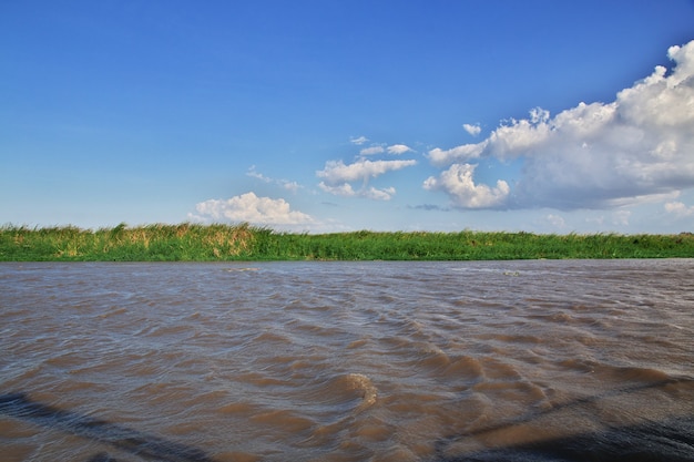 La rivière dans la réserve naturelle de Rosario près de Carthagène, Colombie