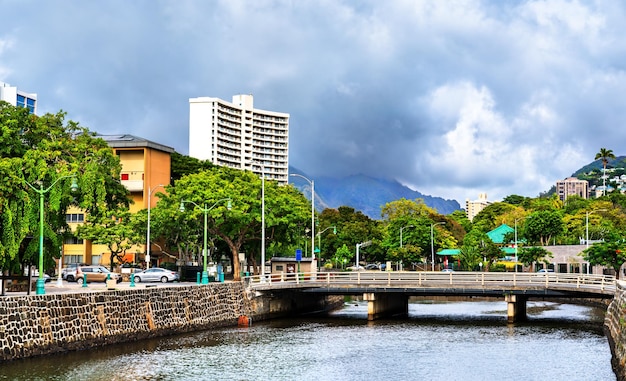 Rivière dans la ville d'Honolulu à Hawaï États-Unis