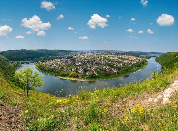 Rivière Dnister et ville de Zalischyky