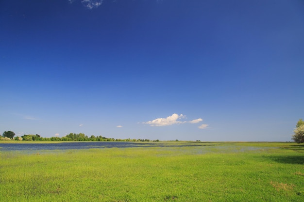 La rivière a émergé de ses rives au printemps