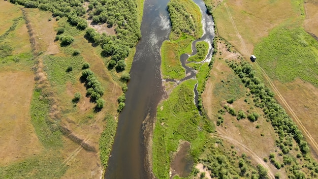 Rivière entourée de prairies et d'arbres