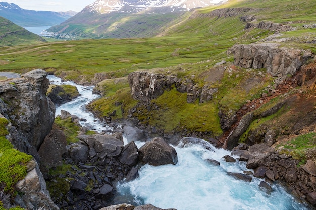 Rivière Fjardara dans le fjord de Seydisfjordur en Islande