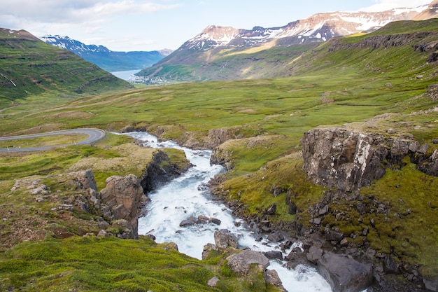 Photo rivière fjardara dans le fjord de seydisfjordur en islande