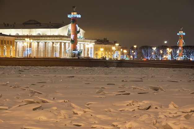 Rivière gelée, belles colonnes rastrales avec décorations de Noël