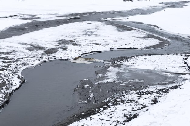 Rivière gelée endroits dégelés beau paysage