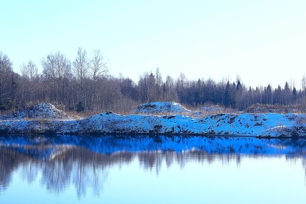 rivière gelée novembre décembre, paysage saisonnier dans la nature hiver