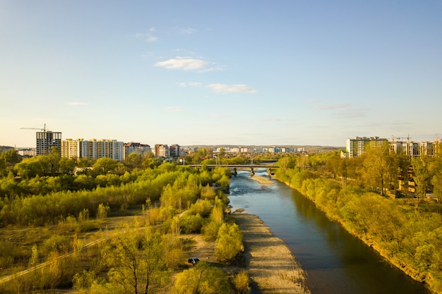 Rivière et grands immeubles résidentiels en construction à distance.