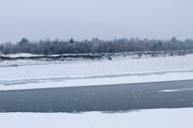 Rivière d'hiver dans les montagnes des Carpates