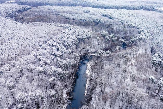 Rivière d'hiver et forêt enneigée Vue aérienne de la nature