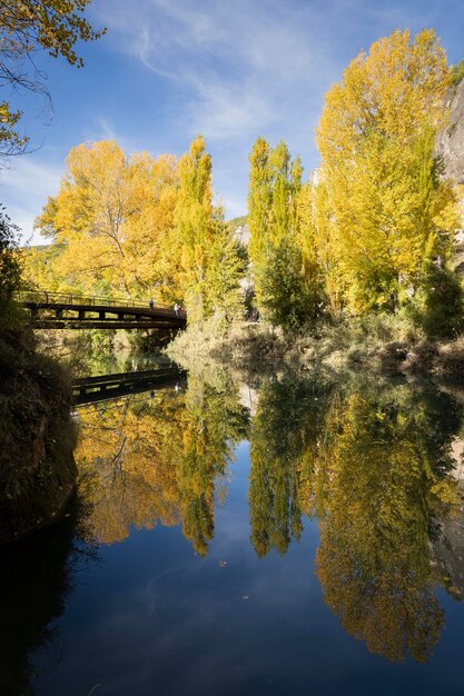 La rivière Jucar en automne à Cuenca, Castilla La Mancha en Espagne. Paysage d'automne avec des arbres pleins