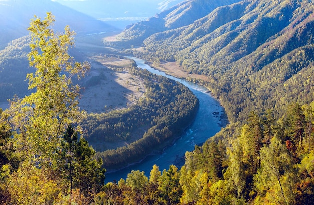 La rivière Katun coule entre les montagnes