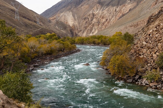 Rivière Kokemeren dans la région de Naryn au Kirghizistan. rivière de montagne dans la gorge