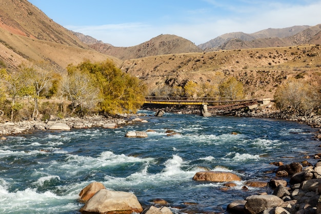 Rivière Kokemeren, Djumgal Kirghizistan, pont cassé sur la rivière, beau paysage