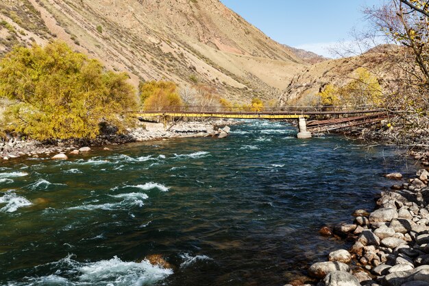 Rivière Kokemeren, Kirghizistan, pont cassé sur la rivière