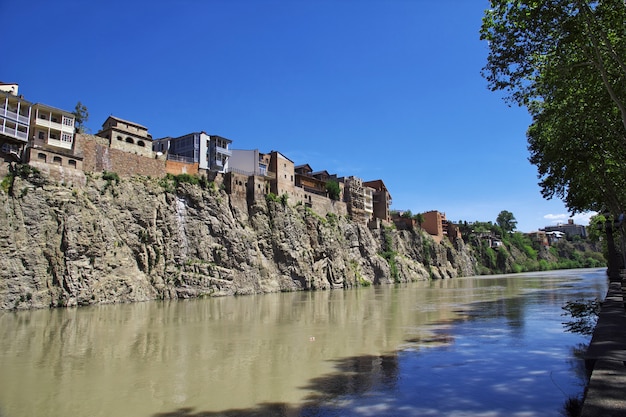 Photo rivière kura dans la ville de tbilissi, géorgie