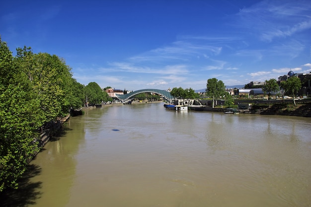 Photo rivière kura dans la ville de tbilissi, géorgie