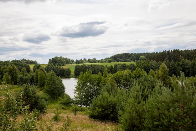 Rivière et lac par temps nuageux en été