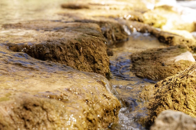 Une rivière sur laquelle coule de l'eau