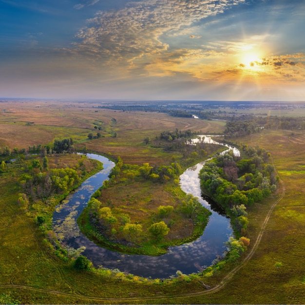 Rivière matinale mystique