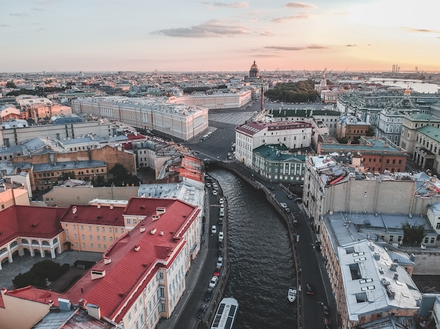 Rivière Moika à la lumière du coucher du soleil. Bateaux fluviaux, vue de dessus. Russie, Saint-Pétersbourg