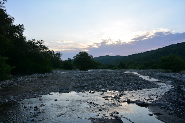 Une rivière avec une montagne en arrière-plan